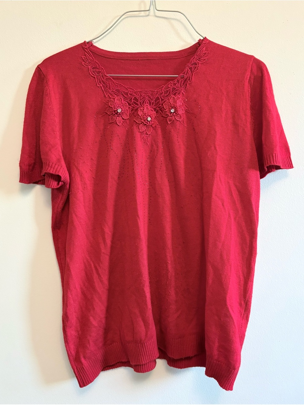 Women's Red Floral Applique Short Sleeve Top